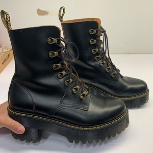DR. MARTENS WOMENS LEONA LEATHER HEALED BOOTS 7